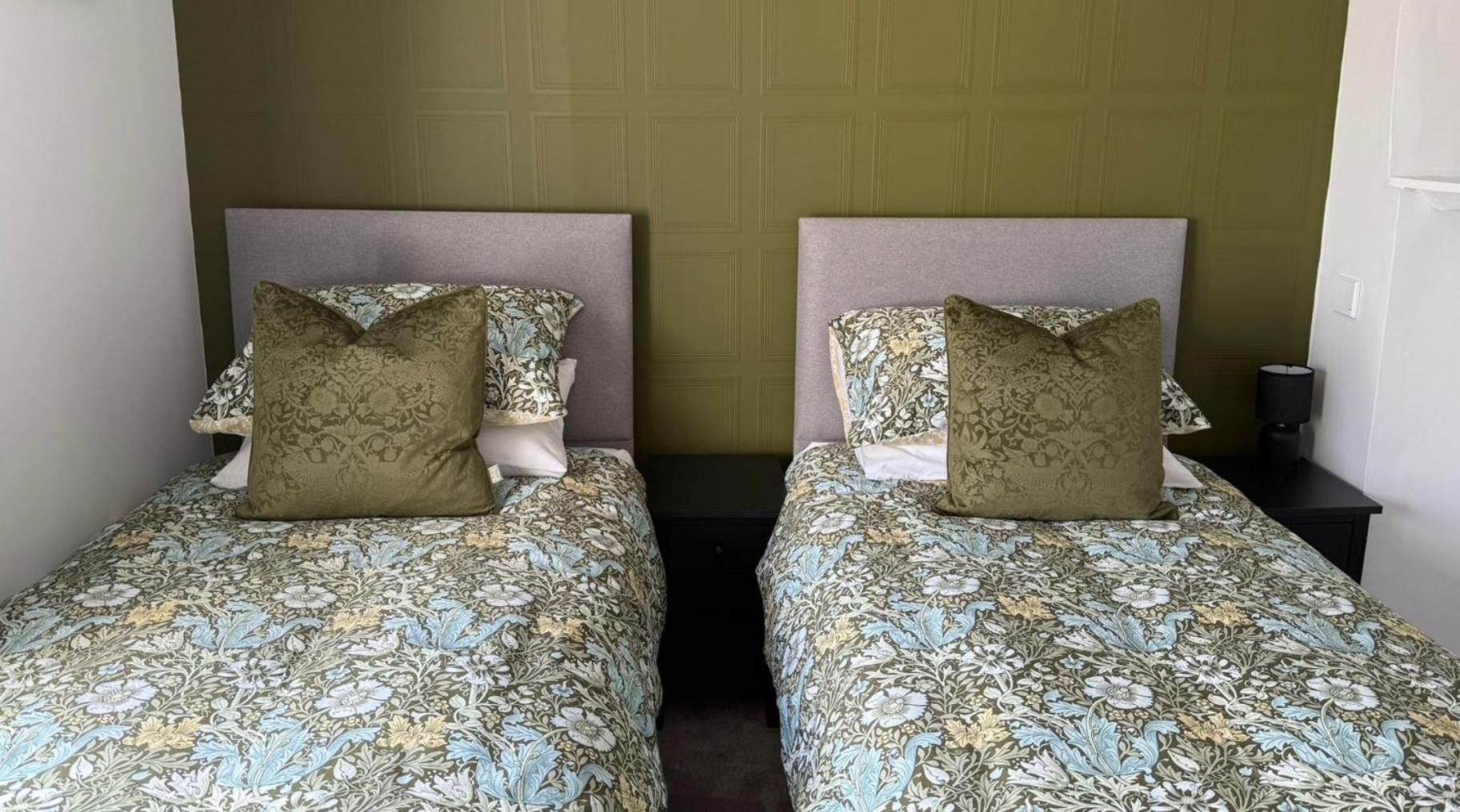 The White Hart Hotell Atworth Exteriör bild